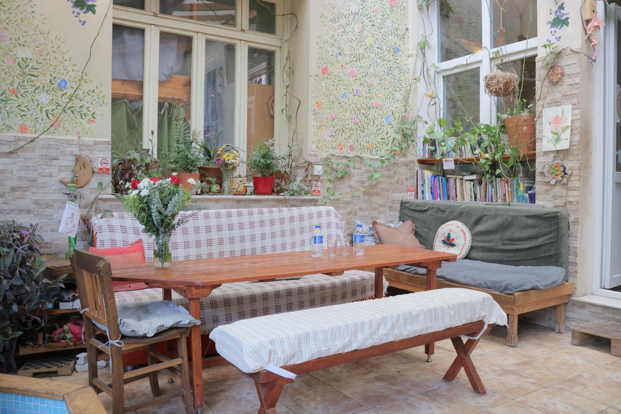 Lotus Garden Hostel İzmir Exterior foto